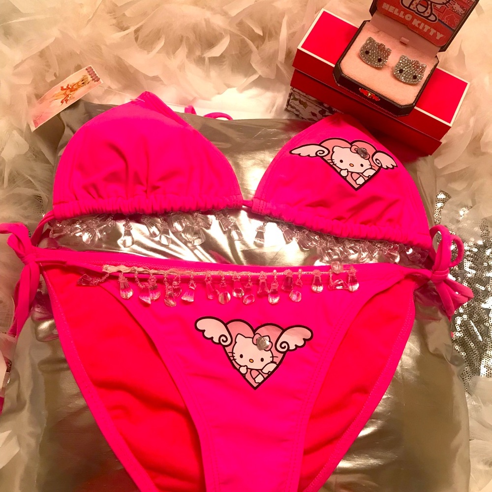 Adorable y2k hello kitty hot pink crystal bikini and earrings 💕